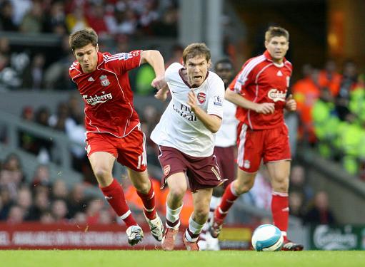 埃泽英格兰队生涯前3进球均为替补打进，为凯恩后第二人