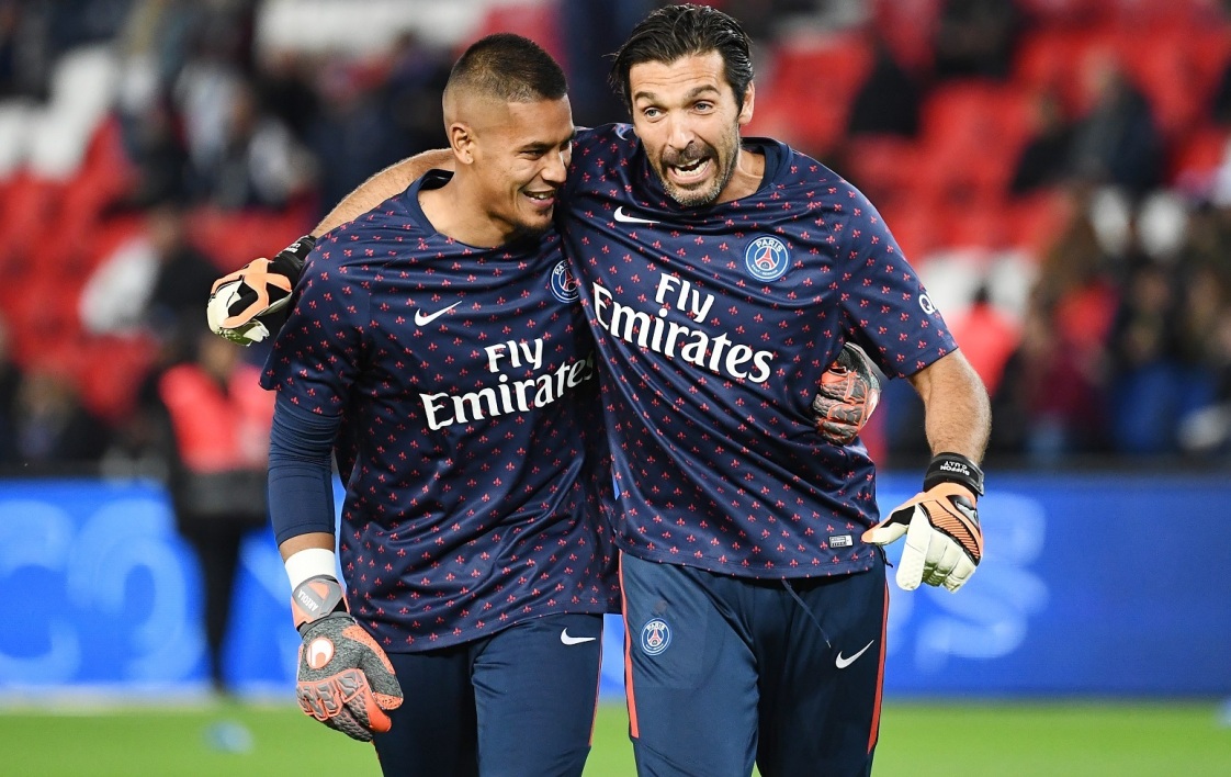 阿根廷队训练吸引20085名球迷观看，梅西获赠埃尔切10号球衣