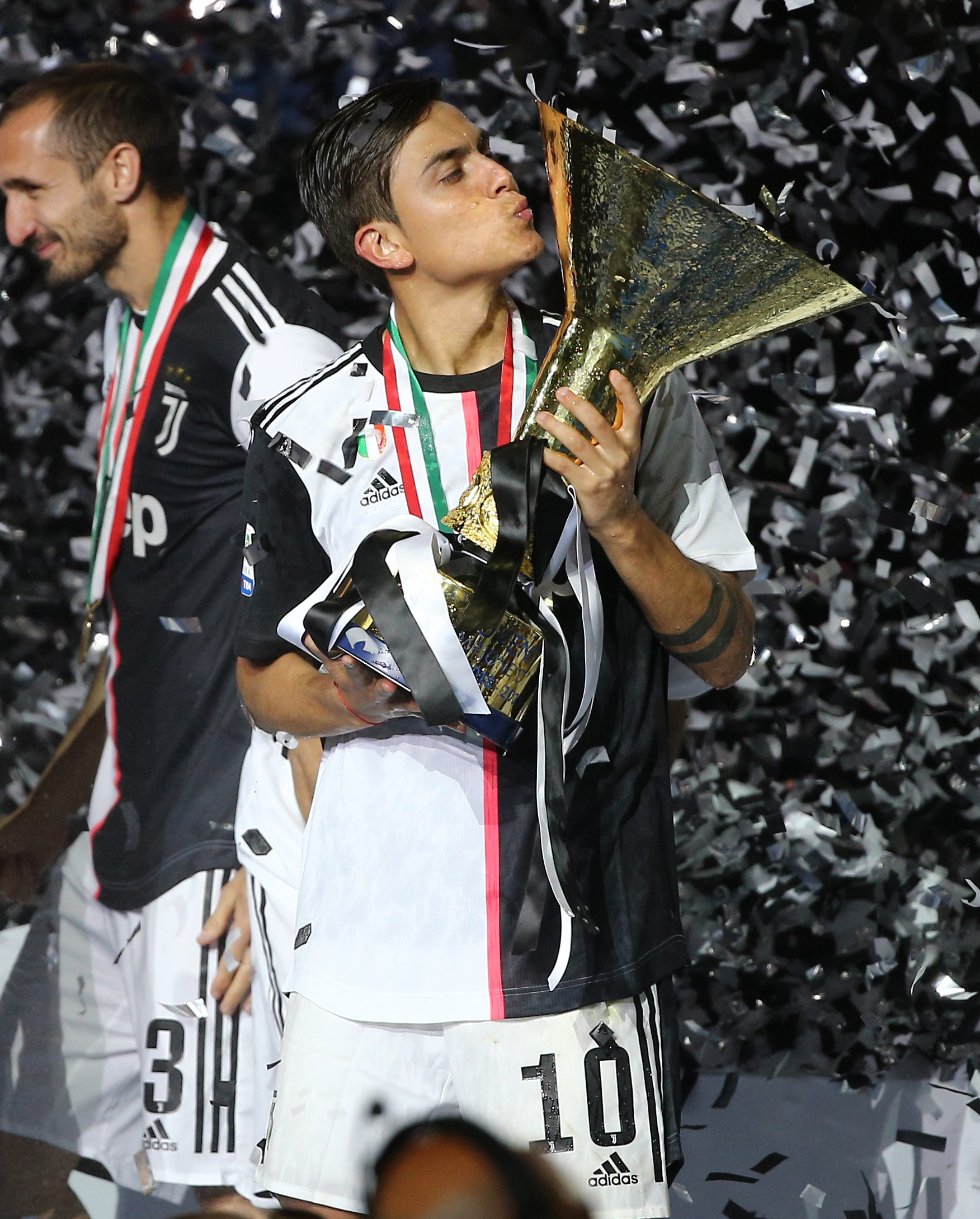 维多利亚面对马德里在圣马梅斯：阿诺德和卡马万加受伤