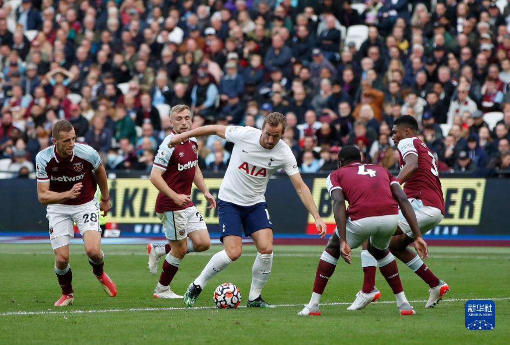 格策：我从小就看梅西踢球，他绝对是我的偶像